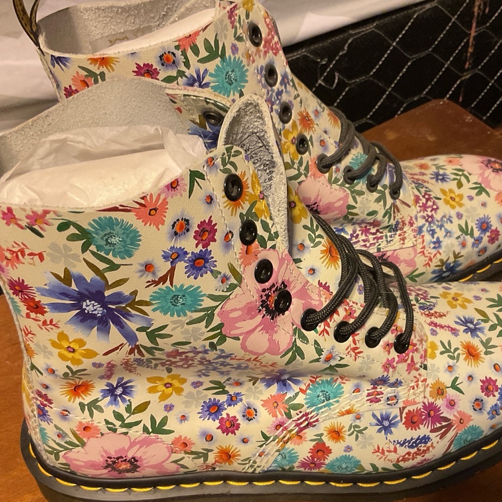 Dr. Martens Floral White Multicolor Leather Lace-Up Ankle Boots never worn